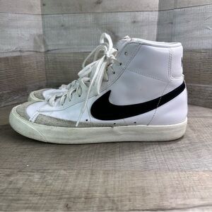 Nike White and Black Blazer Mid ‘77‎ Shoes Size Men’s 9.5